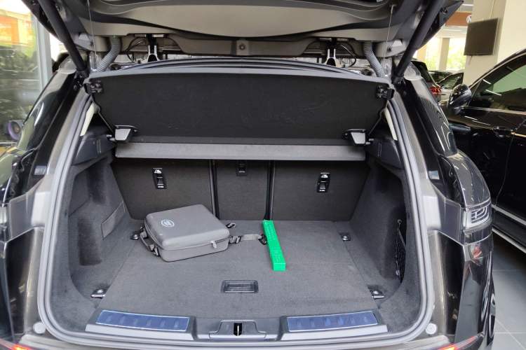 Used Land Rover Range Evoque New Energy 2022 Aurora L P300e Plug-in Hybrid Electric Version Trunk