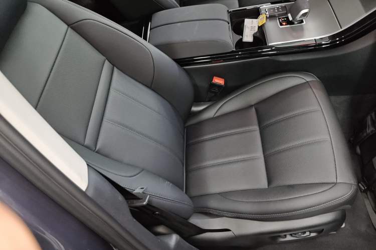 Used Land Rover Range Evoque New Energy 2023 Aurora L P300e Plug-in Hybrid Electric Version Right Front Seat