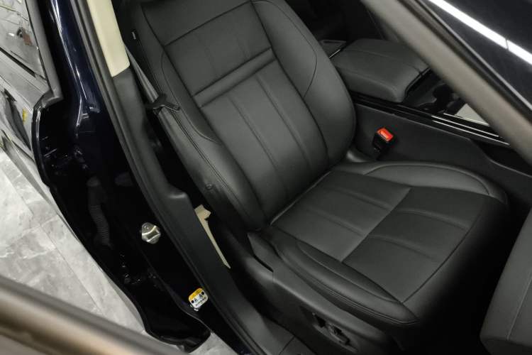 Used Land Rover Range Evoque New Energy 2021 Aurora L P300e Luxury Edition Right Front Seat
