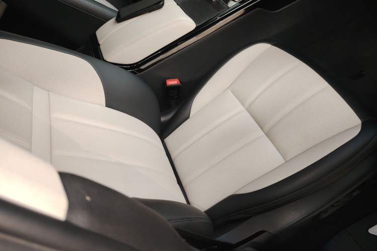 Used Land Rover Range Evoque New Energy 2021 Aurora L P300e Luxury Edition Right Front Seat