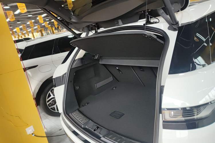 Used Land Rover Range Evoque New Energy 2021 Aurora L P300e Luxury Edition Trunk
