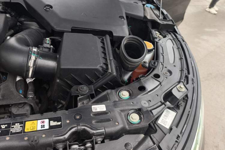 Used Land Rover Range Evoque New Energy 2022 Aurora L P300e Plug-in Hybrid Electric Version Engine Bay Left