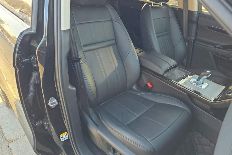 Used Land Rover Range Evoque New Energy 2022 Aurora L P300e Plug-in Hybrid Electric Version Right Front Seat