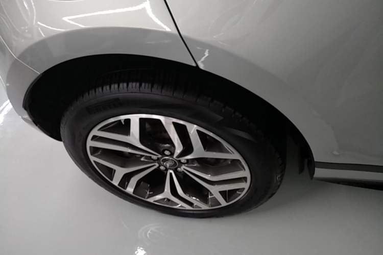 Used Land Rover Range Evoque New Energy 2022 Aurora L P300e Plug-in Hybrid Electric Version Right Rear Wheel Hub