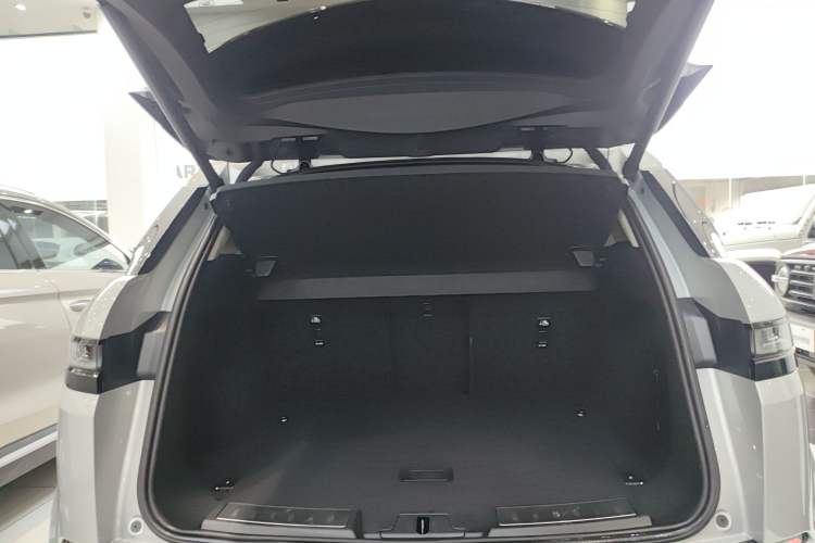 Used Land Rover Range Evoque New Energy 2022 Aurora L P300e Plug-in Hybrid Electric Version Trunk