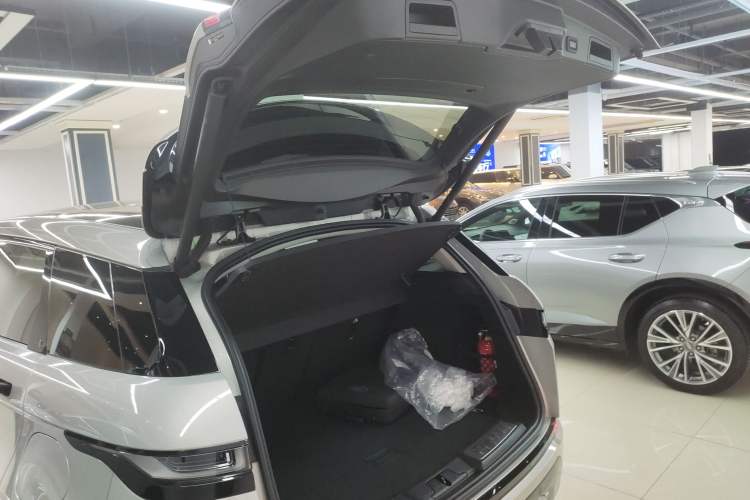 Used Land Rover Range Evoque New Energy 2022 Aurora L P300e Plug-in Hybrid Electric Version Trunk