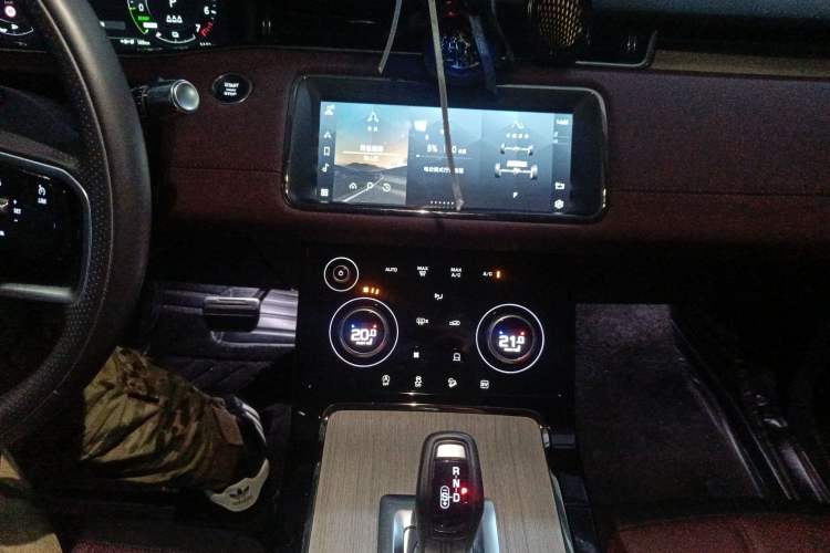 Used Land Rover Range Evoque New Energy 2022 Aurora L P300e Plug-in Hybrid Electric Version Audio And AC Panel