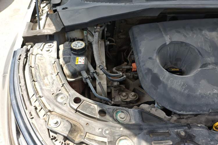Used Land Rover Range Evoque New Energy 2022 Aurora L P300e Plug-in Hybrid Electric Version Engine Bay Right