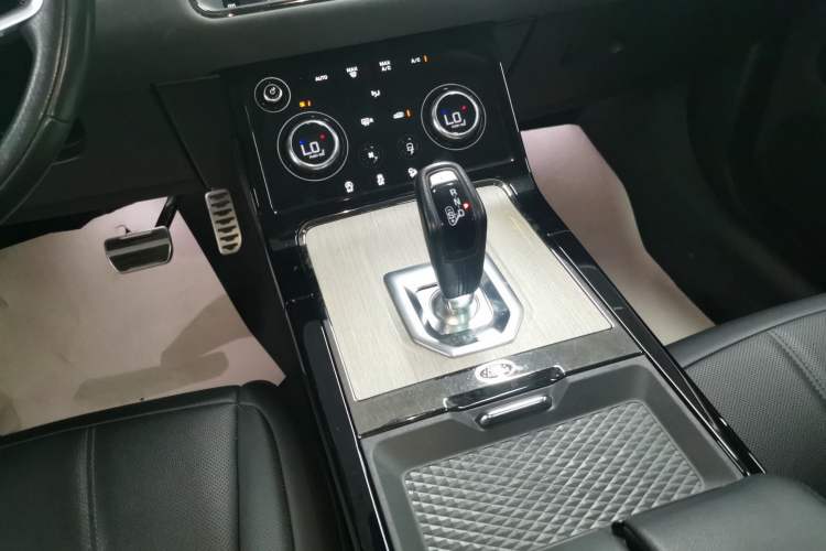 Used Land Rover Range Evoque New Energy 2022 Aurora L P300e Plug-in Hybrid Electric Version Gear Lever
