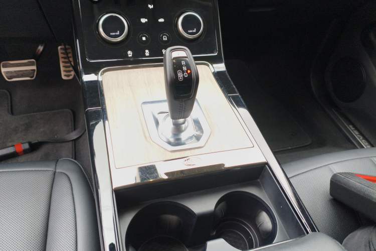 Used Land Rover Range Evoque New Energy 2022 Aurora L P300e Plug-in Hybrid Electric Version Gear Lever