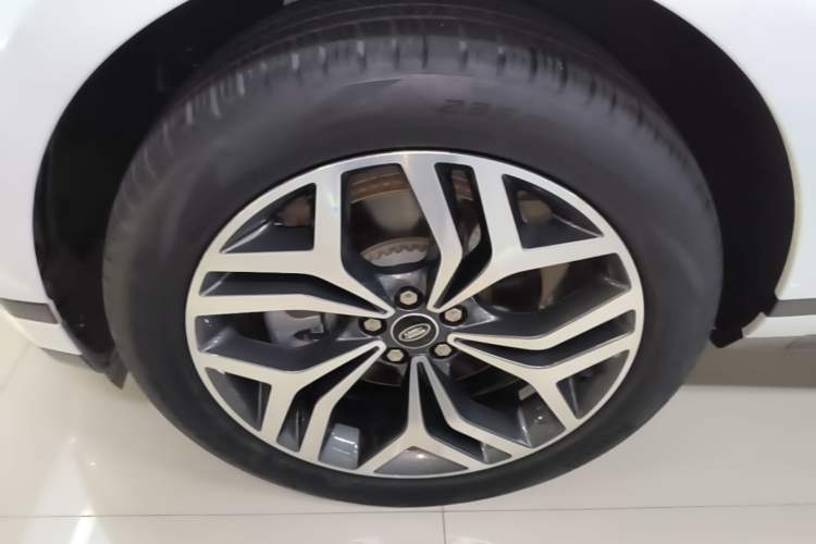 Used Land Rover Range Evoque New Energy 2022 Aurora L P300e Plug-in Hybrid Electric Version Left Front Wheel Hub