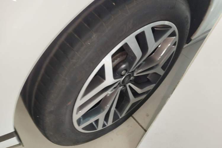 Used Land Rover Range Evoque New Energy 2022 Aurora L P300e Plug-in Hybrid Electric Version Left Front Wheel Hub