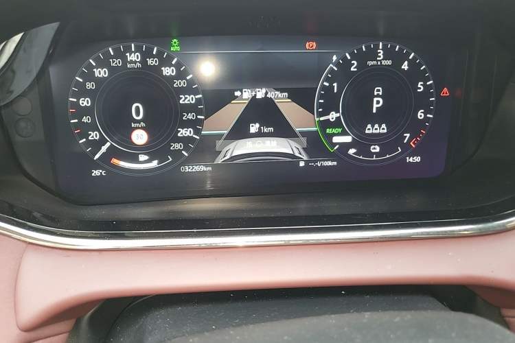 Used Land Rover Range Evoque New Energy 2022 Aurora L P300e Plug-in Hybrid Electric Version Odometer Close Up