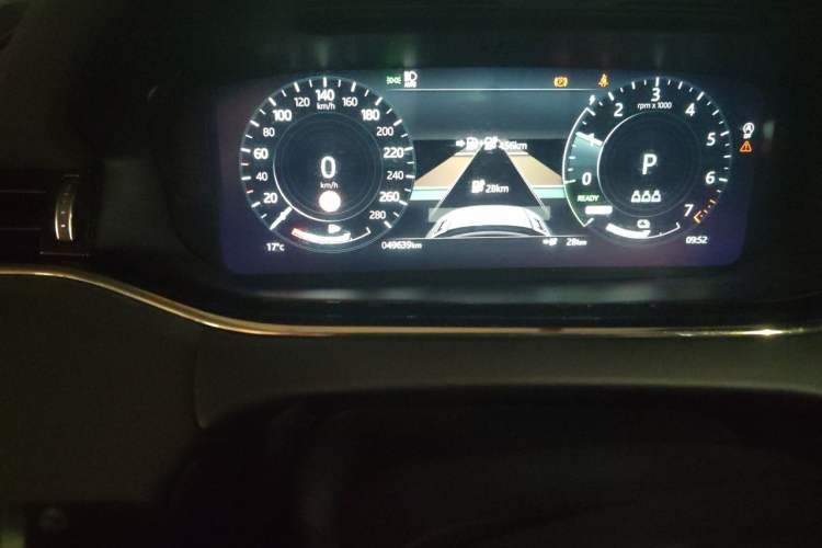 Used Land Rover Range Evoque New Energy 2022 Aurora L P300e Plug-in Hybrid Electric Version Odometer Close Up