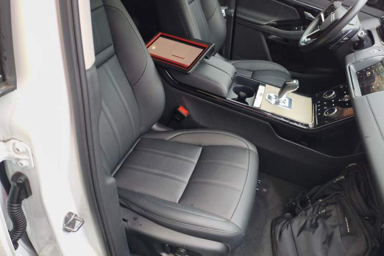 Used Land Rover Range Evoque New Energy 2022 Aurora L P300e Plug-in Hybrid Electric Version Right Front Seat