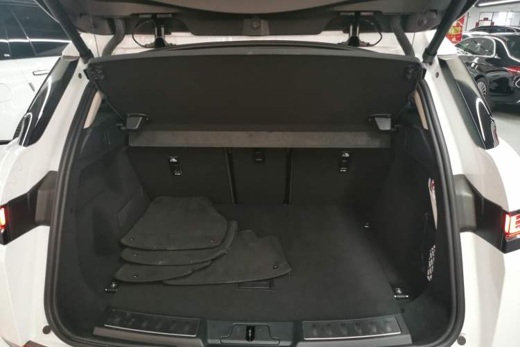 Used Land Rover Range Evoque New Energy 2022 Aurora L P300e Plug-in Hybrid Electric Version Trunk