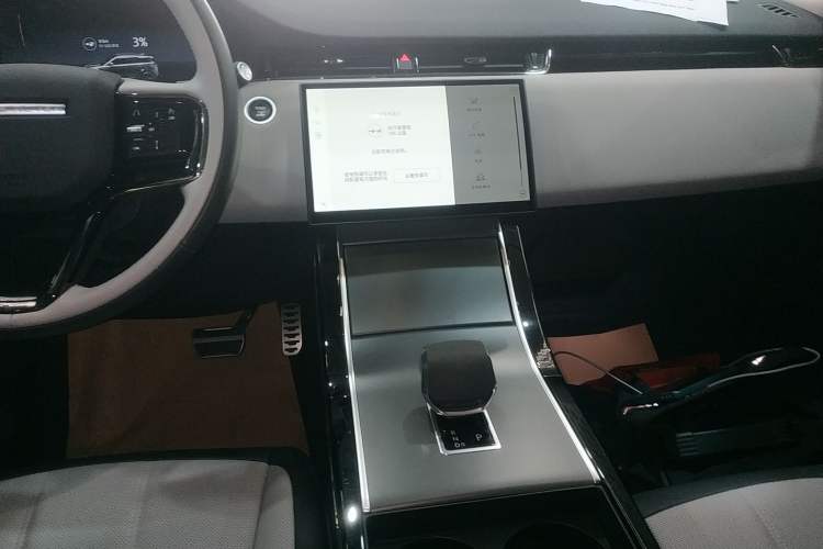 Used Land Rover Range Evoque New Energy 2023 Aurora L P300e Plug-in Hybrid Electric Version Audio And AC Panel