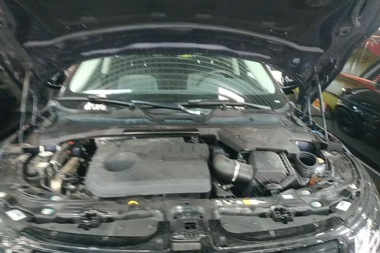 Used Land Rover Range Evoque New Energy 2023 Aurora L P300e Plug-in Hybrid Electric Version Engine Bay