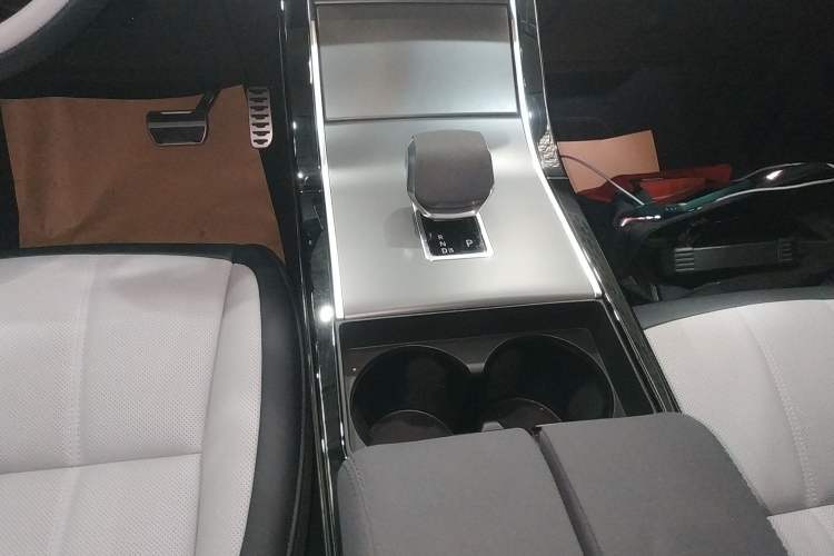 Used Land Rover Range Evoque New Energy 2023 Aurora L P300e Plug-in Hybrid Electric Version Gear Lever