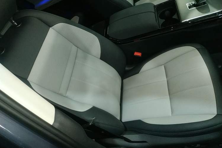 Used Land Rover Range Evoque New Energy 2023 Aurora L P300e Plug-in Hybrid Electric Version Right Front Seat