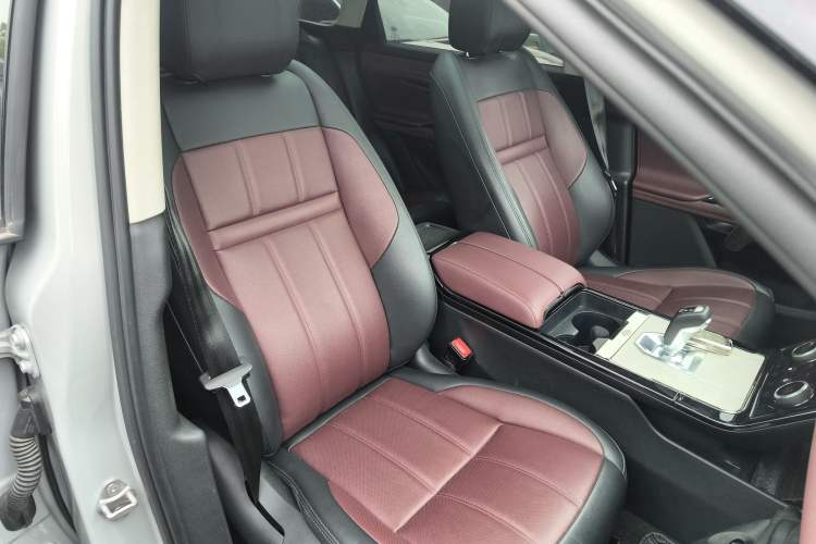Used Land Rover Range Evoque New Energy 2023 Aurora L P300e Plug-in Hybrid Electric Version Right Front Seat