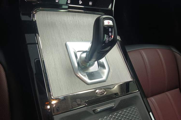 Used Land Rover Range Evoque New Energy 2023 Aurora L P300e Plug-in Hybrid Electric Version Gear Lever