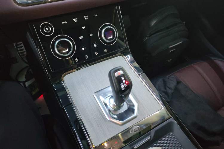 Used Land Rover Range Evoque New Energy 2023 Aurora L P300e Plug-in Hybrid Electric Version Gear Lever