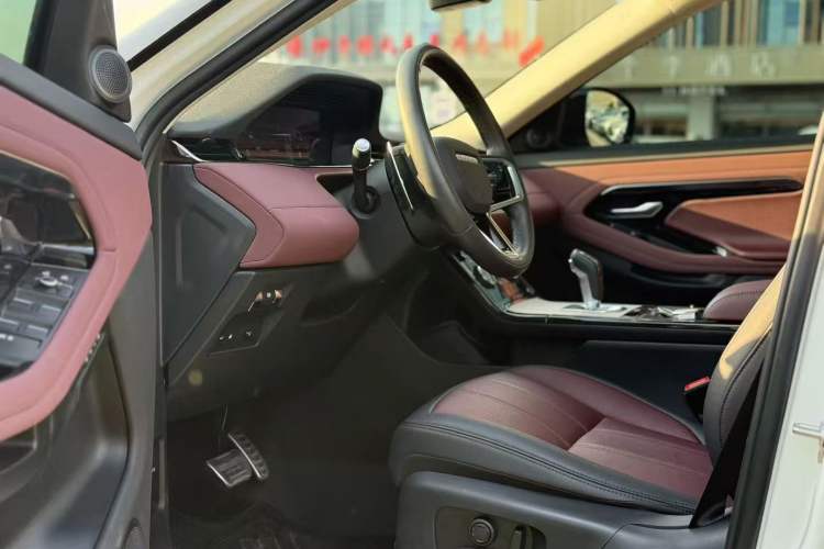 Used Land Rover Range Evoque New Energy 2023 Aurora L P300e Plug-in Hybrid Electric Version Left Front Seat