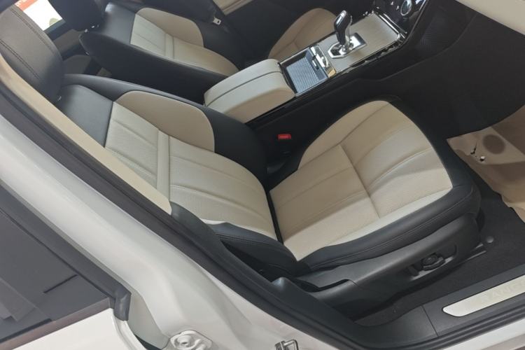 Used Land Rover Range Evoque New Energy 2023 Aurora L P300e Plug-in Hybrid Electric Version Right Front Seat