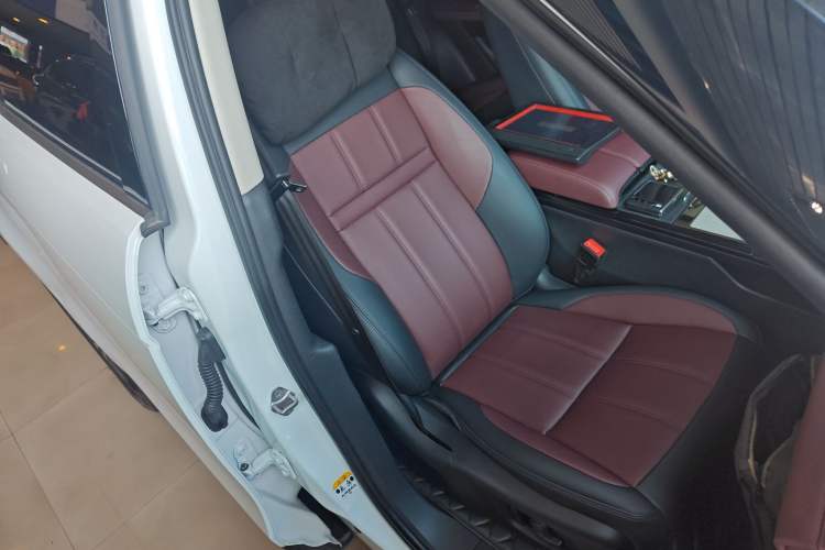 Used Land Rover Range Evoque New Energy 2023 Aurora L P300e Plug-in Hybrid Electric Version Right Front Seat