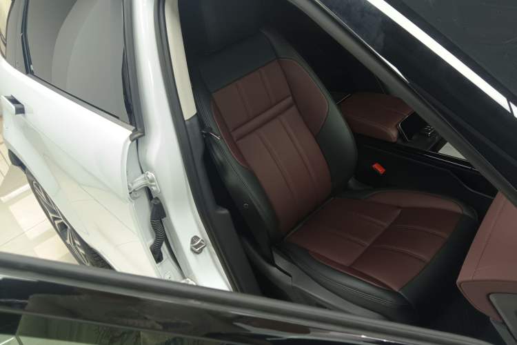 Used Land Rover Range Evoque New Energy 2023 Aurora L P300e Plug-in Hybrid Electric Version Right Front Seat