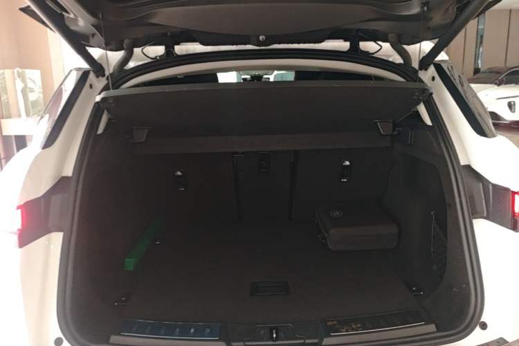 Used Land Rover Range Evoque New Energy 2023 Aurora L P300e Plug-in Hybrid Electric Version Trunk