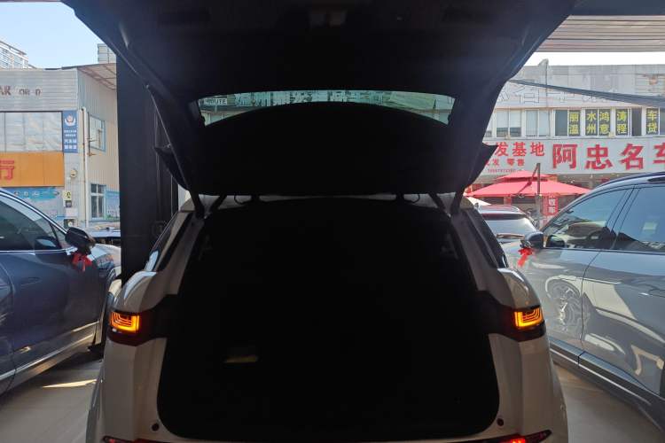 Used Land Rover Range Evoque New Energy 2023 Aurora L P300e Plug-in Hybrid Electric Version Trunk