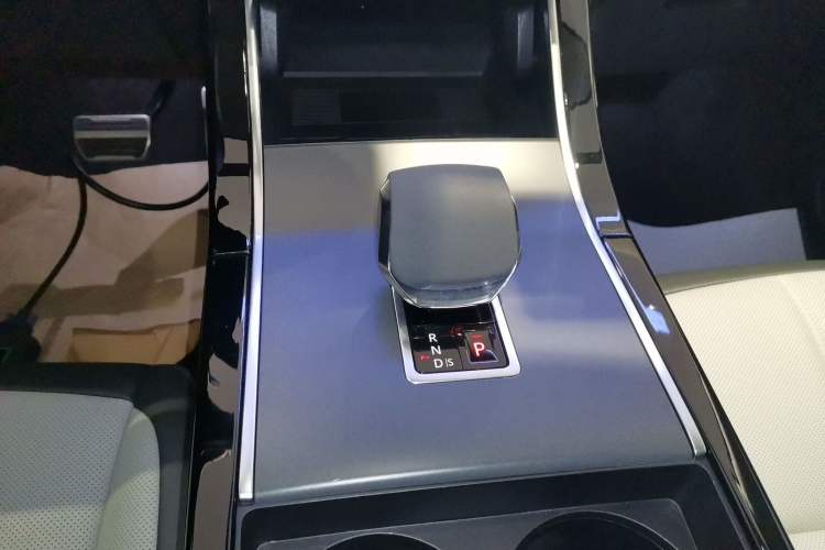 Used Land Rover Range Evoque New Energy 2024 Aurora L P300e Plug-in Hybrid Electric Version Gear Lever
