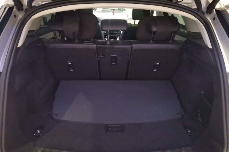 Used Land Rover Range Evoque New Energy 2024 Aurora L P300e Plug-in Hybrid Electric Version Trunk