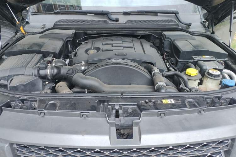 Used Land Rover Range Sport 2010 3.0 TDV6 HSE Diesel Edition Engine Bay