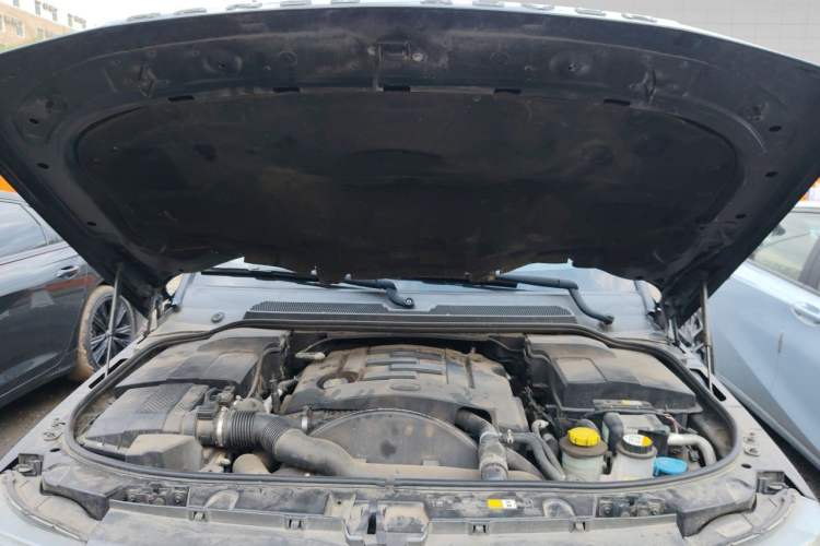 Used Land Rover Range Sport 2010 3.0 TDV6 HSE Diesel Edition Engine Bay