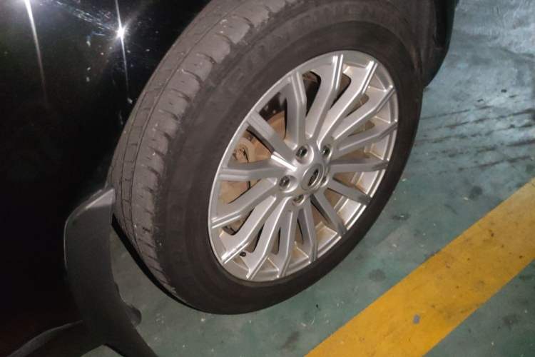 Used Land Rover Range Sport 2010 3.0 TDV6 HSE Diesel Edition Right Front Wheel Hub