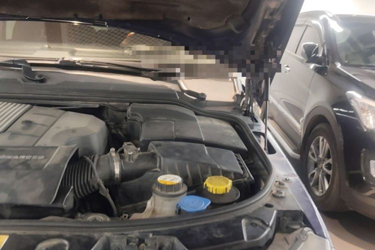 Used Land Rover Range Sport 2010 5.0 SC V8 HSE Engine Bay Left