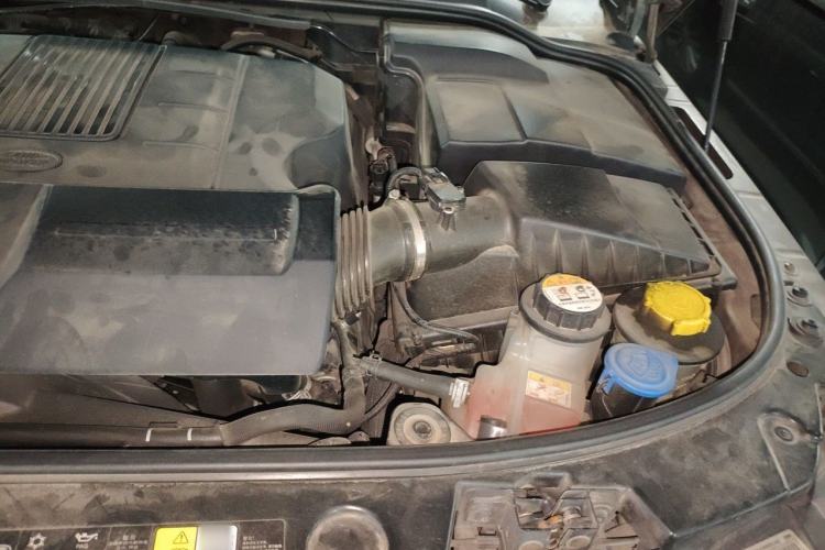 Used Land Rover Range Sport 2010 5.0 NA V8 HSE Engine Bay Left