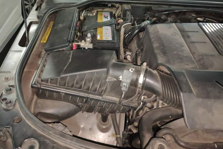 Used Land Rover Range Sport 2010 5.0 NA V8 HSE Engine Bay Right