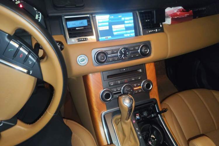 Used Land Rover Range Sport 2010 3.0 TDV6 HSE Diesel Edition Audio And AC Panel