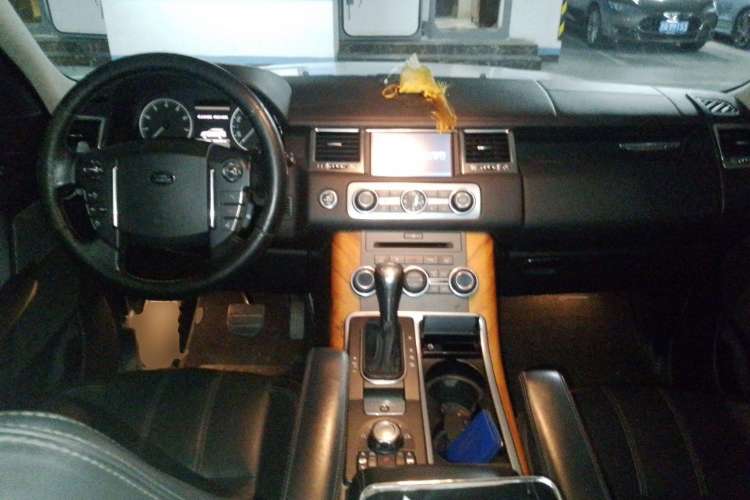 Used Land Rover Range Sport 2010 5.0 NA V8 HSE Center Console