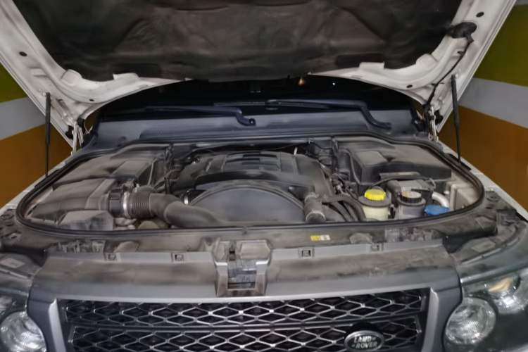 Used Land Rover Range Sport 2010 3.0 TDV6 HSE Diesel Edition Engine Bay