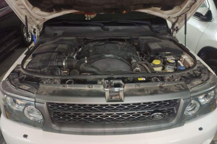 Used Land Rover Range Sport 2010 3.0 TDV6 HSE Diesel Edition Engine Bay