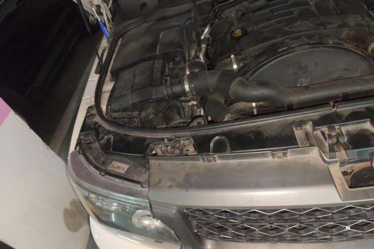 Used Land Rover Range Sport 2010 3.0 TDV6 HSE Diesel Edition Engine Bay Right