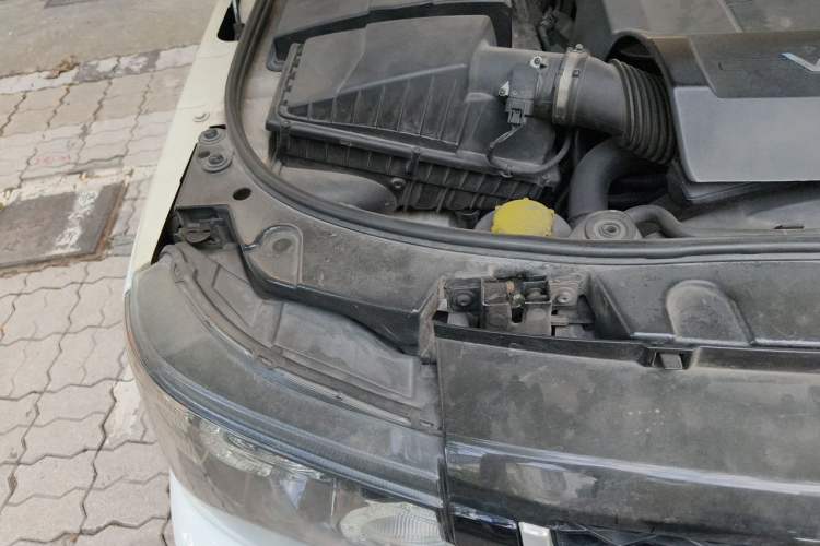 Used Land Rover Range Sport 2010 5.0 SC V8 HSE Engine Bay Right