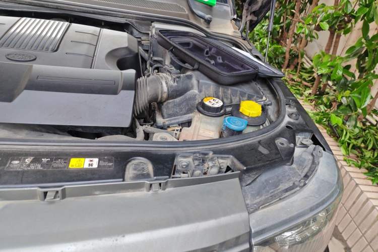 Used Land Rover Range Sport 2011 5.0 NA V8 HSE Engine Bay Left