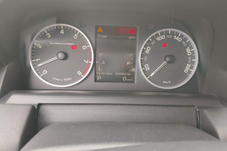Used Land Rover Range Sport 2011 5.0 SC V8 HSE Odometer Close Up