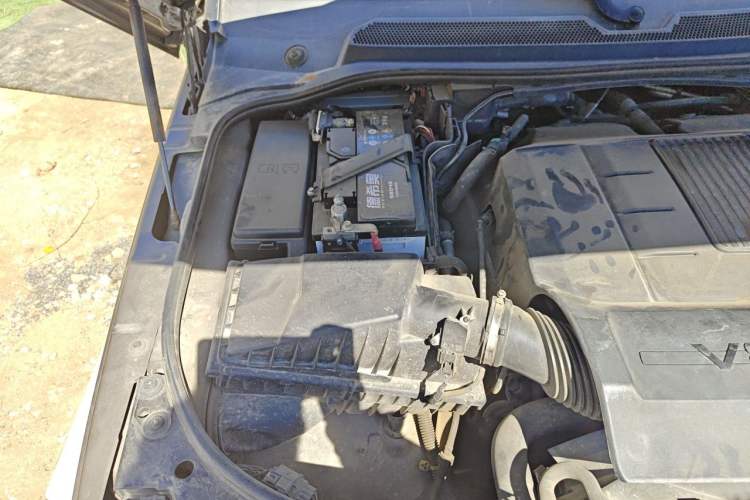 Used Land Rover Range Sport 2011 5.0 NA V8 HSE Engine Bay Right